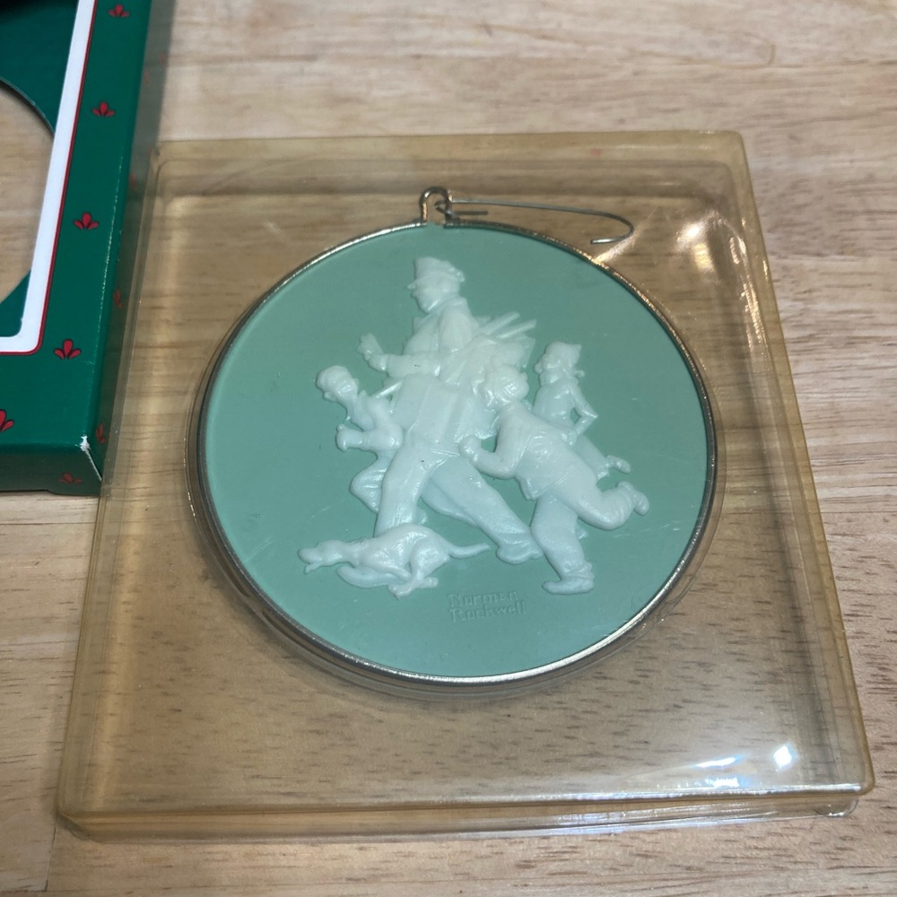 Vintage 1985 Hallmark Norman Rockwell Collector's Series Ornament “Jolly Postman - Picture 3 of 6